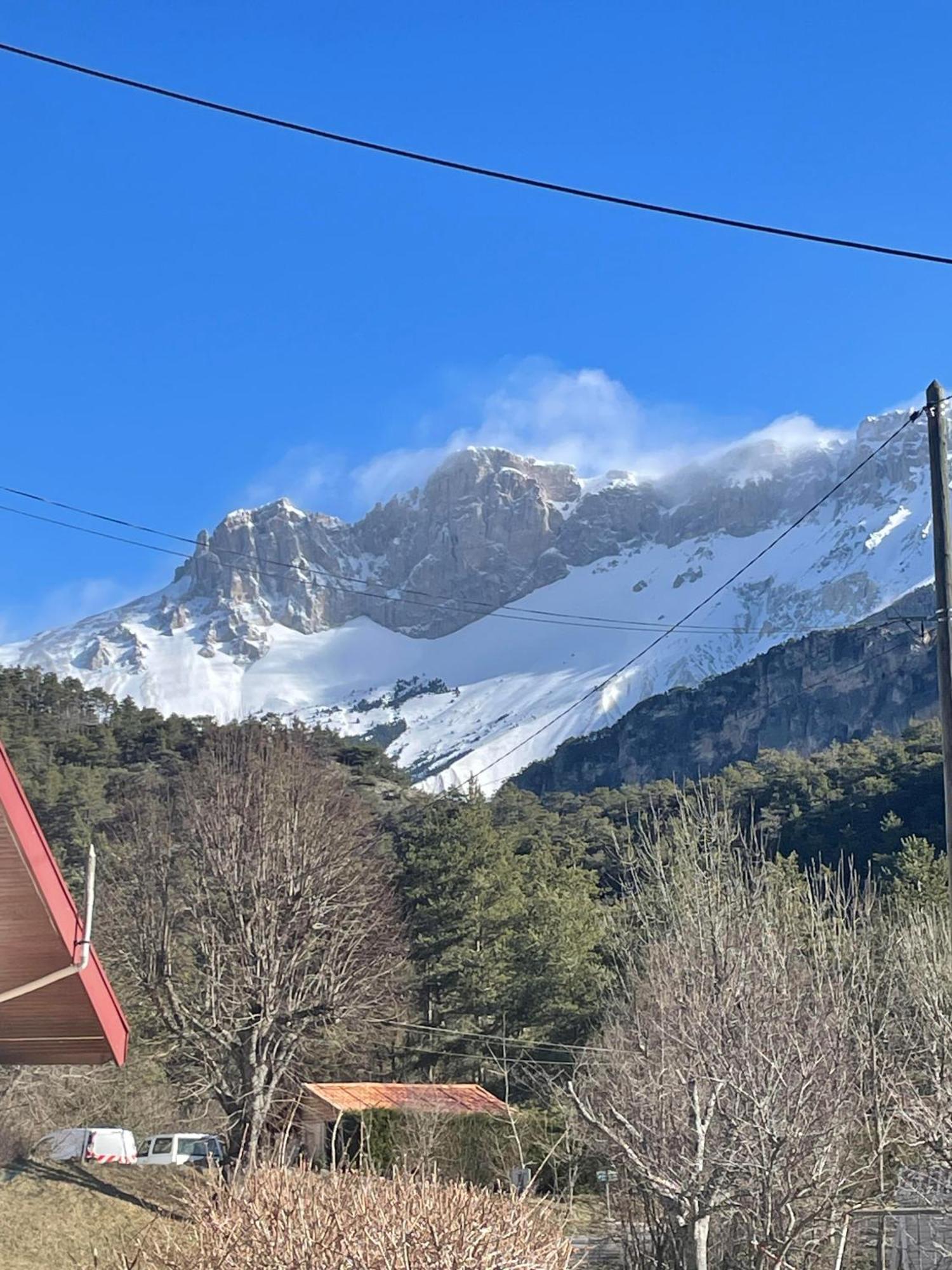 La Roulotte Chez Camille Hotell Veynes Exteriör bild